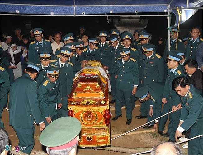 Gần 19h, di hài liệt sĩ Lê Hồng Quân được an táng tại nghĩa trang Cồn Đại thuộc phường Nghi Thu, TX Cửa Lò. (Theo Zing)