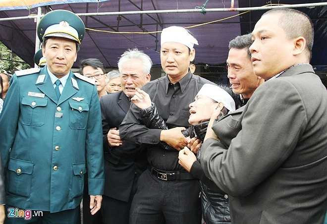 Khi chiếc xe vừa đỗ, người thân anh Quân chạy ào ra gào khóc thảm thiết khiến nhiều người có mặt không cầm được nước mắt. (Theo Zing)