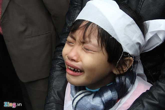 'Bố ơi, sao bố không về với chị em con và mẹ. Bố đừng bỏ chúng con bơ vơ thế bố ơi', cháu Lê Thị Hồng Phương (7 tuổi, con gái đầu của liệt sĩ Quân) chạy ra khóc nức nở. (Theo Zing)
