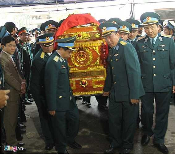 Quan tài trung tá Quân được đồng đội khiêng vào nhà. (Theo Zing)