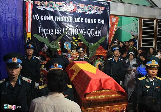 Lễ tang được cử hành trang trọng. Ngoài lãnh đạo địa phương, nhiều người dân nghe tin cũng đến chia buồn cùng gia đình. (Theo Zing)