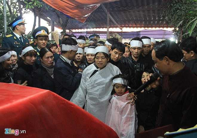 Chị Nguyễn Thị Hiền (vợ anh Quân) nhiều lần khóc ngất khi nghe đọc điếu văn cho chồng. Còn bà Huệ (mẹ anh Quân) không đứng nổi, phải ngồi ghế suốt thời gian diễn ra lễ tang. (Theo Zing)