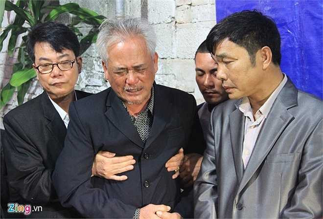 Còn ông Lê Văn Tiến (bố anh Quân) dù đã khóc rất nhiều khi vào TP HCM nhận thi thể của con nhưng ông cũng không kìm được nước mắt lúc thấy quan tài của con trước nhà. 'Quân ơi, sao con lại đi sớm vậy. Ông trời, sao tôi già rồi không bắt tôi đi mà lại cướp mất con tôi, hãy trả lại con cho tôi', ông Tiến nức nở. (Theo Zing)