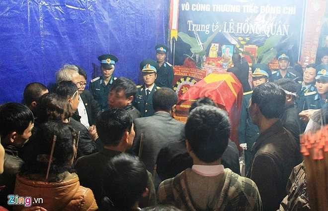 17h30, lễ tang kết thúc, đồng đội, người thân, bạn bè, bà con đến thắp nén nhang trước lúc đưa tiễn liệt sỹ Quân về nơi an nghỉ cuối cùng. (Theo Zing)