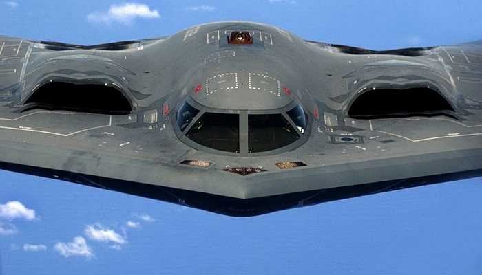 Máy bay tàng hình B-2 Spirit, 2,4 tỷ USD - Đây là chiếc máy bay ném bom có thể hoạt động trong nhiều điều kiện khắc nghiệt. Lớp vỏ của nó phát hiện được các tín hiệu radar và bảo vệ khỏi phóng xạ từ tấn công hạt nhân. Chiếc máy bay có thể mang 23 tấn vũ khí