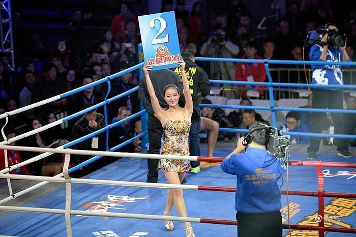 Sau khi kết thúc trận đấu trong giải Wushu thế giới ở Trung Quốc, cô gái xinh đẹp lại cầm tấm bàng thông báo kết quả đi khắp sân đấu.