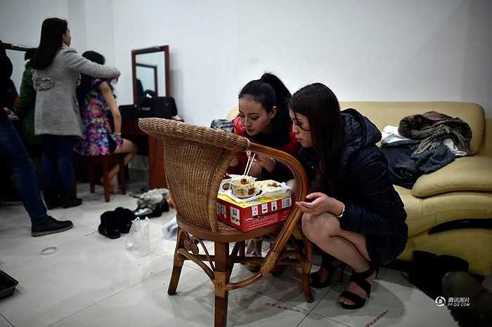 Công việc của các người mẫu cầm bảng sau trận đấu này có những hôm kết thúc lúc nửa đêm.