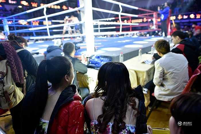 Chờ đợi đến lượt để cầm bảng sau trận đấu