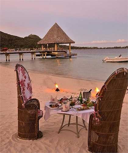 Hai bạn có thể cùng nhau đi dạo quanh hồ, tận hưởng sự thú vị của cây kem giữa ngày lạnh, đặt bàn tại một quán cafe quanh Hồ Gươm như The Balcony, Avalon hay đơn giản hơn là cafe Đinh.