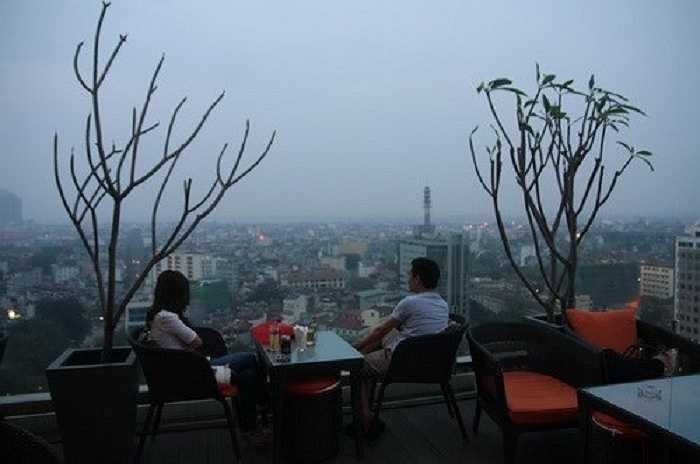 Hà Nội cũng có một số quán cà phê view rất đẹp và trang trí phù hợp cho các cặp tình nhân muốn có không gian lãng mạn để tâm sự.
