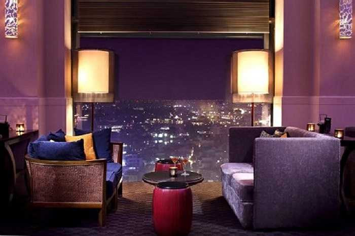 Một số quán cafe có view đẹp từ trên cao như Tầng 19, Sofitel Plaza; The Roof Top Lounge and Coffee Lý Thường Kiệt, Tầng 65 Tháp Lotte, Keangnam Landmark 72, Sky Bar 13 Hai Bà Trưng là địa chỉ quen thuộc của những bạn trẻ muốn khám phá Hà Nội về đêm.