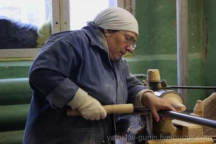 Chính vì làm thủ công, công nhân ở đây đều có thể dễ dàng nhận ra bất kỳ búp bê nào được làm thủ công hay sản xuất hàng loạt từ nơi khác, căn cứ vào hình dạng và những nét vẽ. 