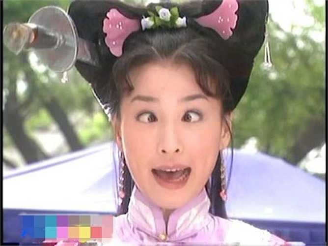 Đa La (Trương Đình) trổ tài làm mắt lác.