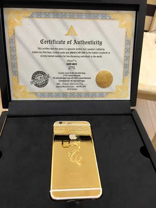 Được biết, chiếc điện thoại của Đàm Vĩnh Hưng là chiếc có số thứ tự 88 trong tổng số 199 chiếc được sản xuất. Đàm Vĩnh Hưng cũng không quên khoe giấy chứng nhận hàng thật khiến nhiều khán giả phải xuýt xoa - Ảnh: Ngôi sao