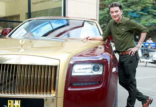 Trong Liveshow cuối tháng 12/2014, Mr. Đàm đã mang lên sân khấu chiếc xế hộp mạ vàng trị giá tới 40 tỷ VNĐ. Đây là chiếc Rolls-Royce màu đỏ và là chiếc duy nhất tại Việt Nam được ca sĩ mượn của một người bạn để phục vụ đêm diễn 