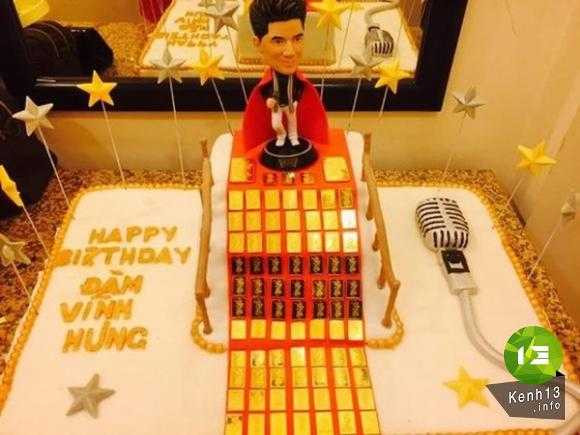 Ngoài ra, chiếc bánh sinh nhật tuổi 43 của nam ca sĩ còn được trang trí với một bức tượng chân dung đẹp mắt 