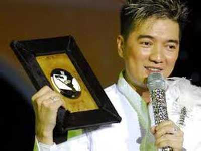 Năm 2008, Mr Đàm thậm chí đã làm đĩa CD Qua Cơn mê của mình bằng vàng 