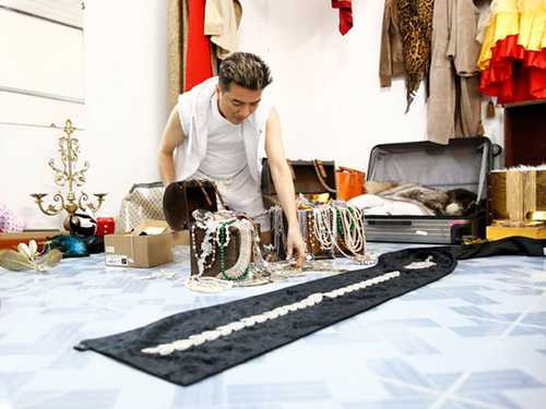 Ngoài ra, nam ca sĩ còn sở hữu rất nhiều đồ hàng hiệu xa xỉ khác, đặc biệt là đồ trang sức 