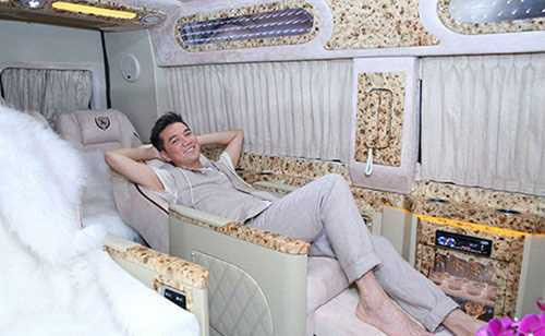 Đây là xe hạng lớn có thể được xem như một ngôi nhà thu nhỏ.Bên trong xe có cả minibar, khiến người hâm mộ thực sự ngạc nhiên về độ chịu chơi của nam ca sĩ họ Đàm. 