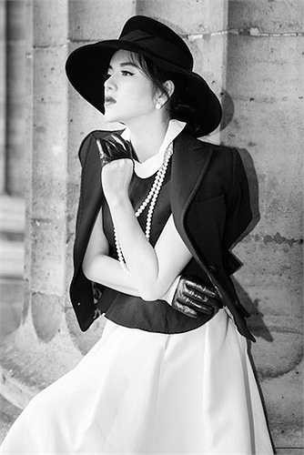 Tóc búi, gương mặt thanh thoát phảng phất chút tây tây, dù diện kiểu mũ nào thì trông Lý Nhã Kỳ rất mỹ miều. 