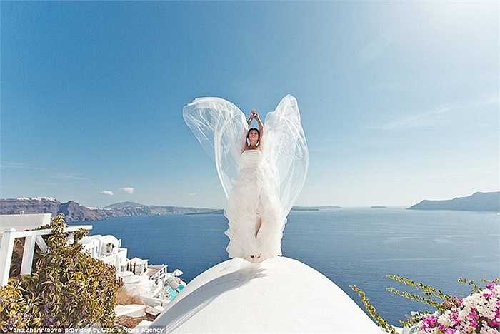 Cô dâu tạo dáng tuyệt đẹp với chiếc váy cưới của mình