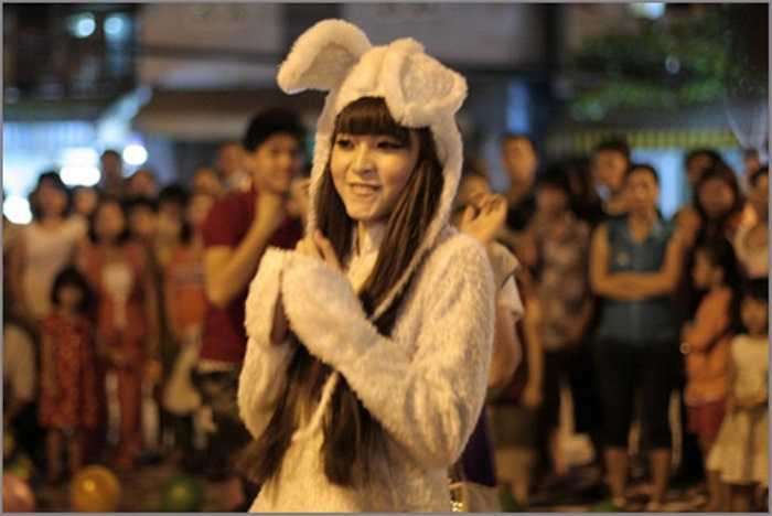 Hàng trăm người có mặt tại công viên Lê Thị Riêng (TP.HCM) đã chứng kiến màn tỏ tình của một cô gái 9X xuất hiện trong bộ đồ thỏ trắng. 