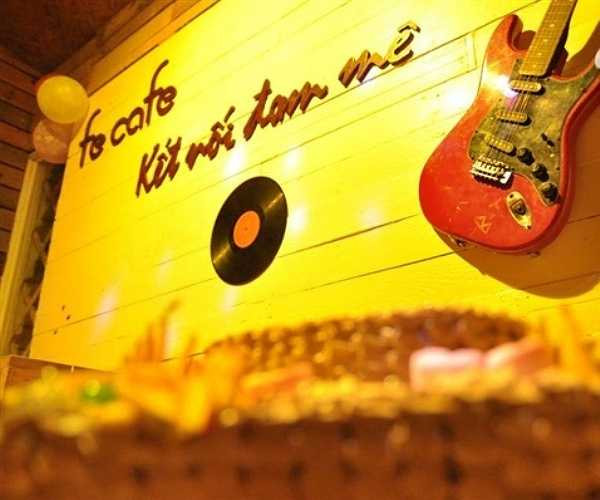 Khá bất ngờ với không gian lãng mạn, ánh nến xếp hình 'Linh Nam' cùng tiếng đàn guitar nhẹ nhàng, cô bạn gái Dương Linh vô cùng xúc động và gật đầu đồng ý với lời tỏ tình của Nam.
