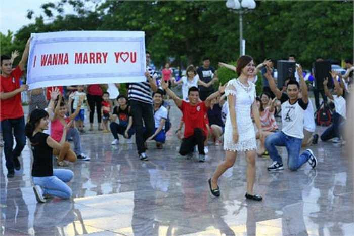 Màn cầu hôn tại Quảng trường Hồ Chí Minh, Thành Phố Vinh, tỉnh Nghệ An được chuẩn bị rất công phu với bóng bay, đội nhảy đông đảo lên tới 30 người và rất chuyên nghiệp.