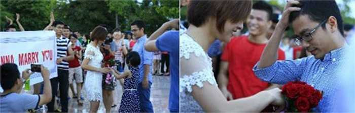 Màn cầu hôn nhận được sự cổ vũ nồng hậu của các bạn trẻ và người dân xung quanh khu vực Quảng trường.