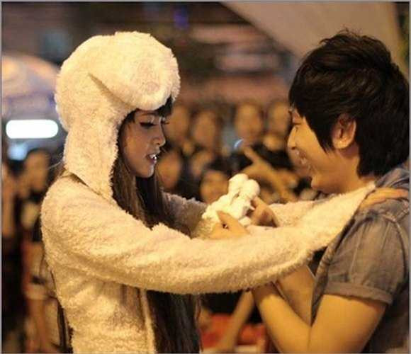 Chàng trai Đình Khương hết sức bất ngờ với màn tỏ tình của bạn gái.