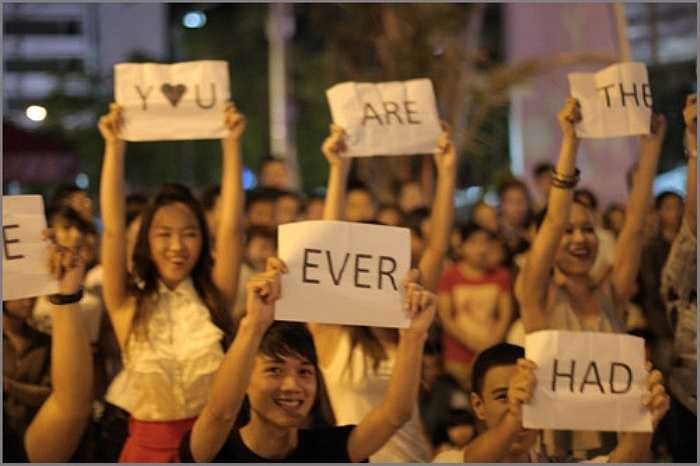 Rất nhiều bạn trẻ đã góp sức cho màn tỏ tình độc đáo này.