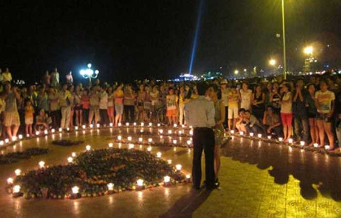 Một chàng trai đã xếp một trái tim lớn bằng nến và hoa hồng. Trước sự chứng kiến của hàng trăm bạn trẻ, chàng trai này đưa bạn gái vào vòng trái tim trước khi quỳ xuống, tặng hoa, ngỏ lời yêu thương và trao nhẫn cho bạn gái của mình. Tuy nhiên, sau khi trao cho nhau nụ hôn khá nóng bỏng, cô gái bất ngờ từ chối, trả hoa và nhẫn cho chàng trai trong sự ngỡ ngàng của nhiều người chứng kiến.