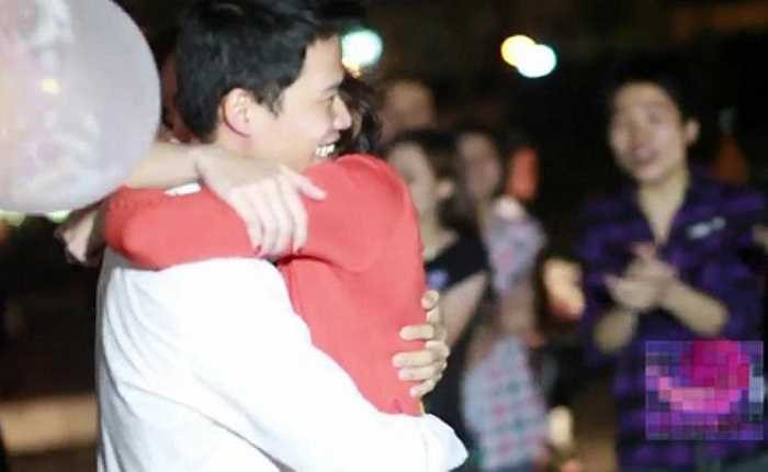 Một màn cầu hôn bằng flash mob đã diễn ra ở khu vực Hồ Tây (Hà Nội). Nhân vật chính là anh Mạnh Cường (SN 1984) và chị Thanh Hà (SN 1987). Trên nền nhạc của những bài hát quen thuộc, gần 50 người đã thực sự cháy hết mình với màn nhảy cực kì độc đáo và dễ thương. 