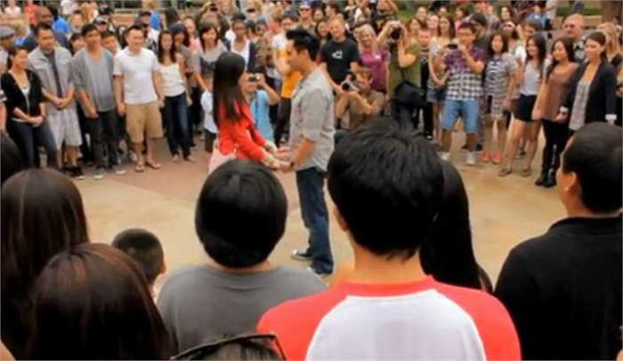 Chàng trai tên Nam đã bất ngờ quỳ xuống bày tỏ tình cảm và màn cầu hôn của anh đã được bạn gái đáp lời bằng nụ hôn nồng nàn hạnh phúc trong tiếng reo hò, vỗ tay. 