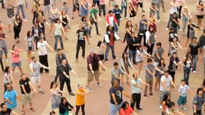 Màn flashmob với sự tham gia của hàng trăm người.