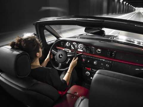 Rolls-Royce ra mắt chiếc Phantom 'Chim ưng đêm'