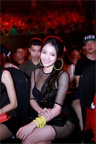 Tại khu vực khách vip, Thuỷ Top khiến khán giả không khỏi bất ngờ và chú ý khi diện trang phục xuyên thấu táo bạo