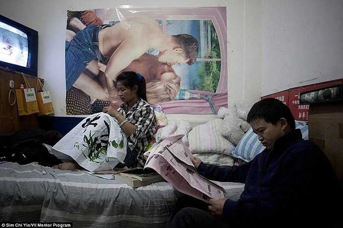 Nhi?u ng??i lao ??ng ??n B?c Kinh ki?m ti?n ch?p nh?n s?ng ? d??i nh?ng t?ng h?m ch?t ch?i. Anh Niu Song, 33 tu?i v? v? l? Zhao Ansheng 32 tu?i s?ng nh? v?y ?? ti?t ki?m