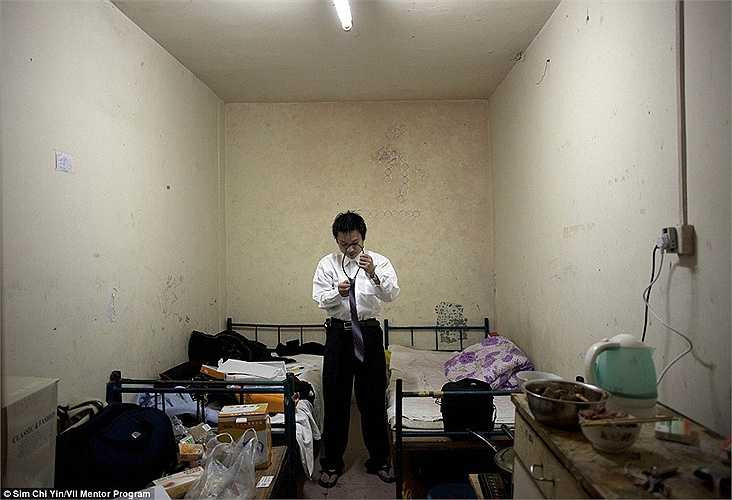 He Beng 23 tu?i ?ang c? g?ng ?eo c? v?t tr??c k? thi tr? th?nh nh?n vi?n b?o hi?m