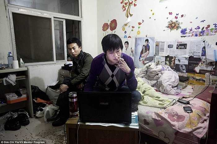 Liu Fei 24 tu?i b?n chi?c m?y t?nh, trong khi c?n ph?ng b?a b?n ?? ??c v?i h?t h??ng d??ng v? v?n ?? ?n v??ng v?i. ?i?u quan tr?ng v?i ch?ng trai n?y l? l?m sao ki?m ti?n qua ng?y