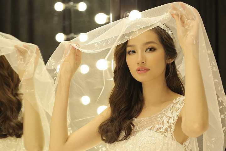 Ngoài ra, đây cũng là quan niệm đem lại may mắn ở phương Tây khi chú rể không được nhìn thấy cô dâu trong bộ váy cưới chính thức.