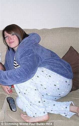 Zoe Jones từng nặng 98kg khi đang theo học tại trường đại học Cardiff. Lúc đó, cô luôn cảm thấy xấu hổ về ngoại hình của mình và luôn nhốt mình trong nhà không dám ra ngoài.