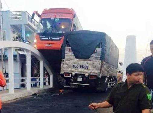 Xe khách 'làm xiếc' trên thành cầu