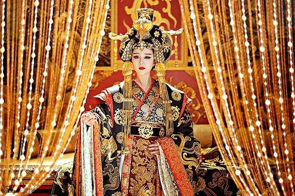 Không còn hồn nhiên, ngây thơ như thuở trước, Võ Mị Nương (sau khi phong Hậu đổi thành Võ Tắc Thiên) bây giờ đã là người đàn bà đầy quyền lực, lạnh lùng khi buông rèm nhiếp chính.