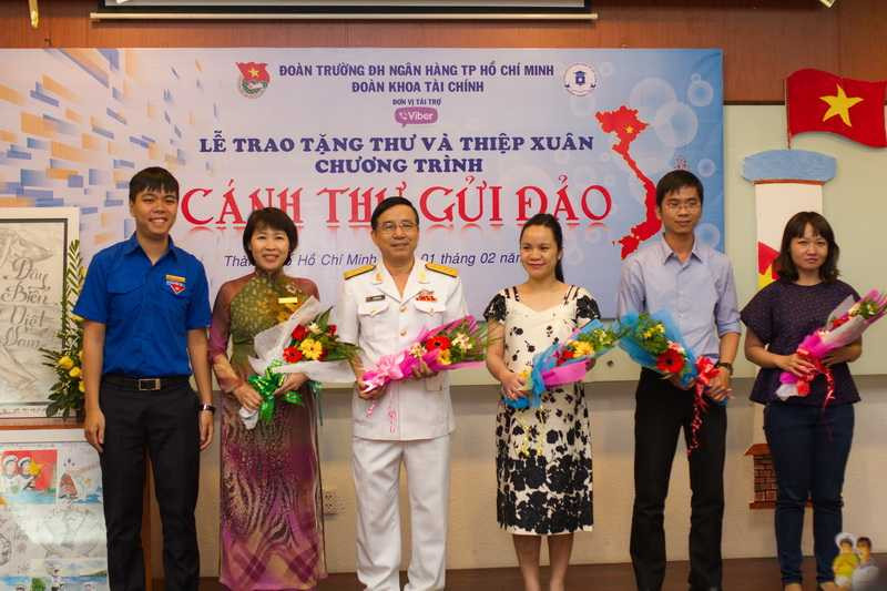 Các đại biểu nhận hoa từ chương trình