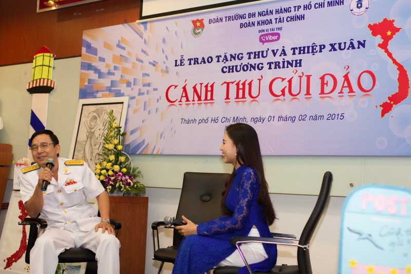 Đại tá Đỗ Mạnh Hà, thường trực Cục chính trị Hải quân miền Nam, kể chuyện Trường Sa với sinh viên.