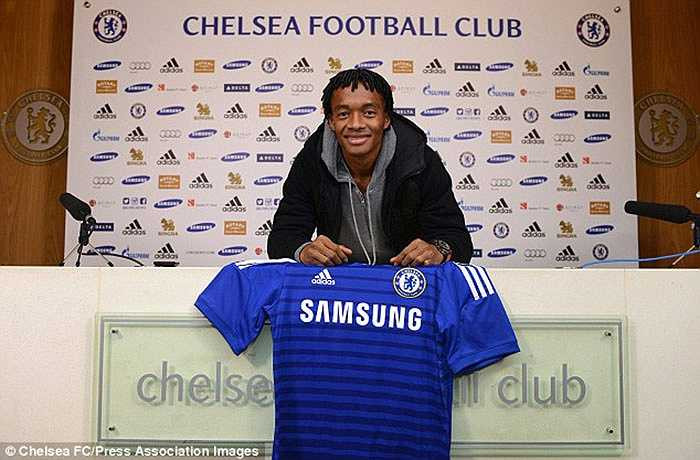Cuadrado chụp ảnh bên chiếc áo đấu mới
