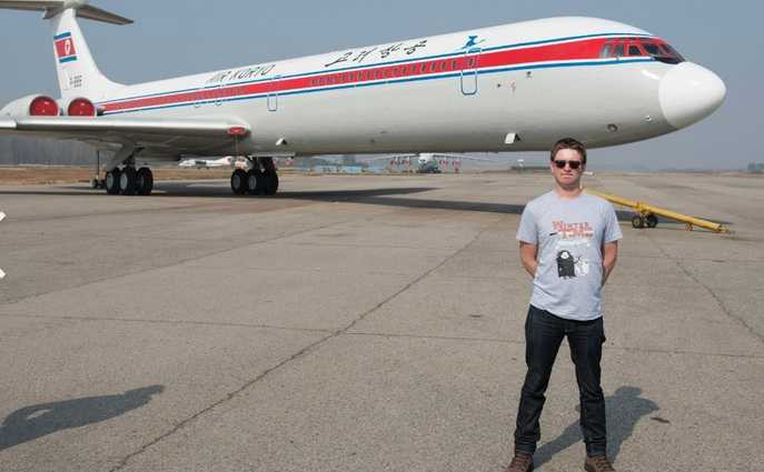 Bernie Leighton bên chiếc máy bay IL-62 