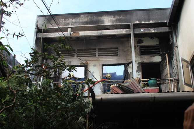 Cứu bà cụ 73 tuổi trong ngôi nhà cháy dữ dội