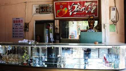 Kẻ cướp tiệm vàng đóng giả khách uống cà phê